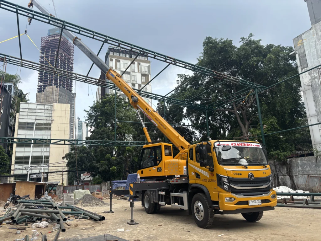 sewa crane 8 ton Jakarta untuk proyek ringan