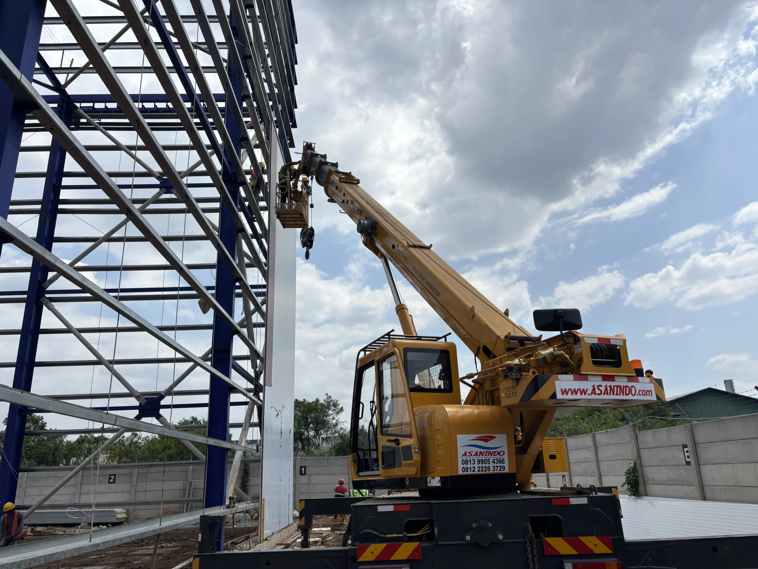 sewa manlift Jakarta pekerjaan ketinggian