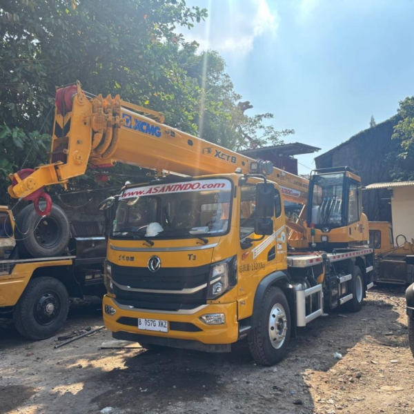 Dua unit crane XCMG XCT8 PT Asanindo Jaya Abadi standby di pool — armada terbaru siap dimobilisasi ke proyek di kawasan Cakung Jakarta Timur
