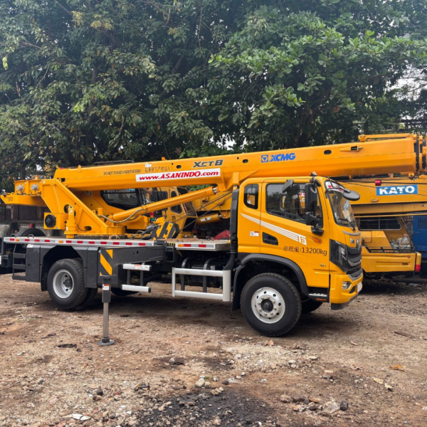 Armada crane PT Asanindo Jaya Abadi — unit XCMG XCT8 dan KATO siap di pool untuk rental crane di kawasan Cakung dan Jakarta Timur