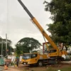 Sewa Crane Compact Proyek Utilitas Kawasan Jatiuwung Kota Tangerang — PT Asanindo Mobile crane compact PT Asanindo mengerjakan proyek pemasangan tiang utilitas di kawasan perkotaan Tangerang — crane untuk area sempit tersedia di Jatiuwung