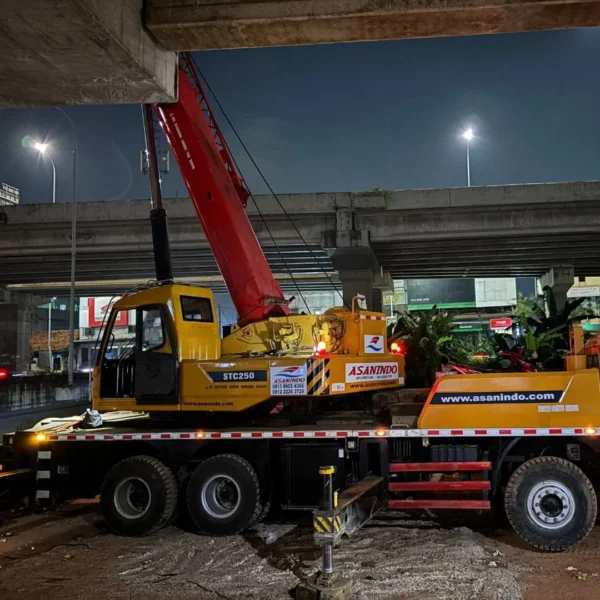 crane-sany-stc250-proyek-malam-bawah-flyover-jakarta-asanindo Mobile crane SANY STC250 PT Asanindo beroperasi malam hari di bawah jalan layang Jakarta — layanan crane 24 jam