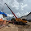 Crane SANY STC500 Boom Maksimal — Sewa Crane Kawasan Industri Jatiuwung Tangerang SANY STC500 PT Asanindo dengan boom terentang penuh menunjukkan jangkauan maksimal — unit crane 50 ton ini tersedia untuk sewa di kawasan industri Jatiuwung Tangerang