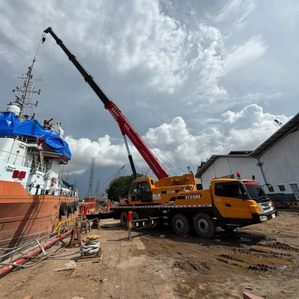 Crane SANY STC500 Boom Maksimal — Sewa Crane Kawasan Industri Jatiuwung Tangerang SANY STC500 PT Asanindo dengan boom terentang penuh menunjukkan jangkauan maksimal — unit crane 50 ton ini tersedia untuk sewa di kawasan industri Jatiuwung Tangerang