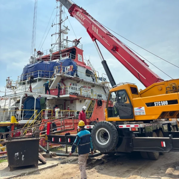 Crane SANY STC500 Heavy Lifting Proyek Industri — Sewa Crane Jatiuwung Tangerang Unit SANY STC500 PT Asanindo mengerjakan heavy lifting proyek industri skala besar — crane 50 ton tersedia untuk sewa di kawasan industri Jatiuwung Tangerang