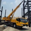 pt-asanindo-jaya-abadi-crane-tanjung-priok-armada-lengkap Unit mobile crane kuning PT Asanindo bersiap di lokasi proyek kawasan industri Jakarta dengan outrigger terpasang penuh