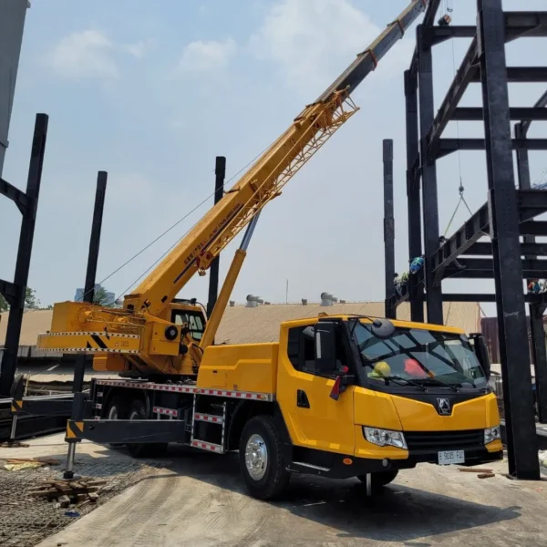 pt-asanindo-jaya-abadi-crane-tanjung-priok-armada-lengkap Unit mobile crane kuning PT Asanindo bersiap di lokasi proyek kawasan industri Jakarta dengan outrigger terpasang penuh
