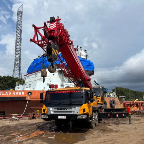 Sewa crane Jatiuwung Tangerang — unit SANY PT Asanindo Jaya Abadi siap mengerjakan heavy lifting untuk proyek industri dan pabrik di kawasan Jatiuwung