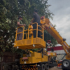 Unit crane XCMG XCT8 PT Asanindo dengan gondola manlift basket beroperasi di dalam gudang pabrik Cakung — lifting dan pekerjaan di ketinggian dalam area industri