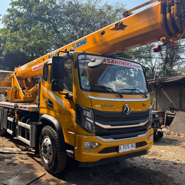 Close-up unit mobile crane XCMG XCT8 terbaru milik PT Asanindo Jaya Abadi dalam kondisi prima — tersedia untuk sewa crane di kawasan Cakung Jakarta Timur