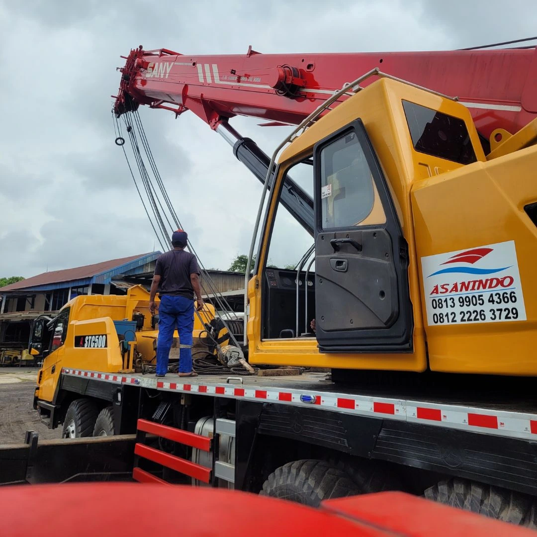 Mobilisasi unit mobile crane menuju lokasi proyek di Sunter