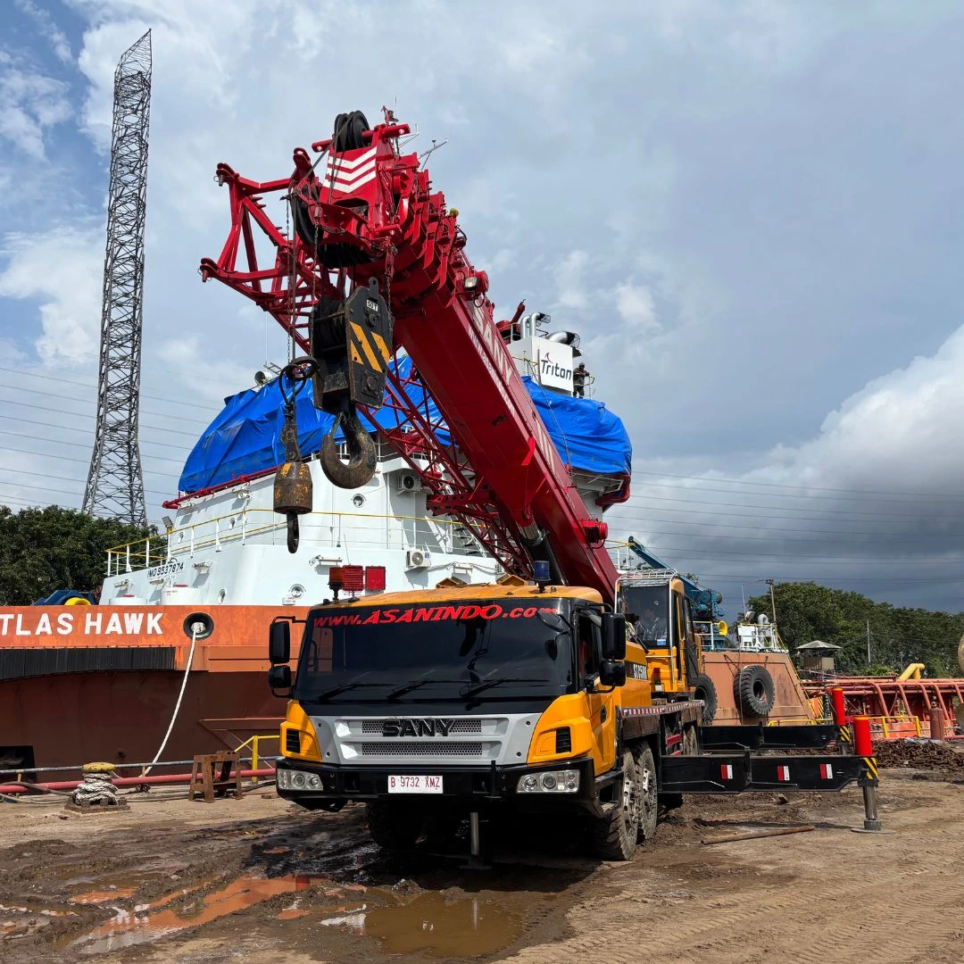 Tim rigger memeriksa sling dan titik angkat sebelum pekerjaan lifting di Sunter