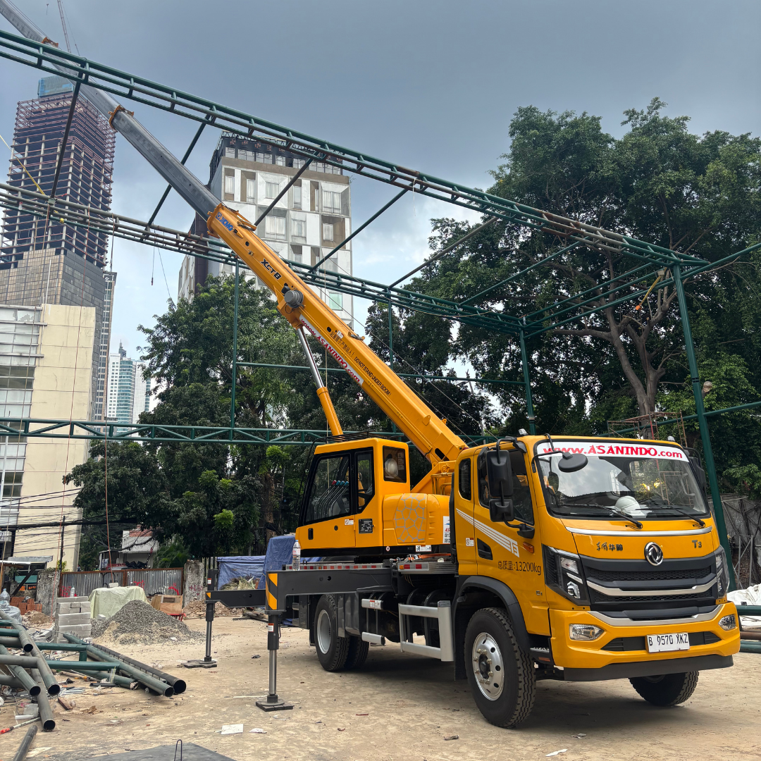Proses bongkar muat mesin menggunakan mobile crane di Sunter